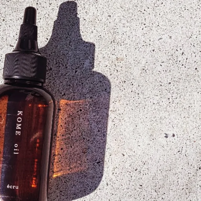 NATURAL KOME oil 
お米のヘアオイル🌾

米ヌカ、米胚芽油、乳酸桿菌発酵液、
11種類の天然由来オイルを使用した、ナチュラルな “3way” オイル🌿

✅️カラーキープ
退色予防成分「リンゴ酸ジイソステアリル」を配合。　
色落ちの不満を解決✨️

✅️頭皮保護オイル
前処理として頭皮の色素沈着防止。
白髪の染まりを邪魔しない✨️

✅️ダメージケア
米&天然由来オイル、メドウフォーム-δ -ラクトンを配合。
ツヤサラ髪に✨️

#ナッシュ
#ナチュラル米カラー
#米カラー
#ヘアオイル
#米オイル