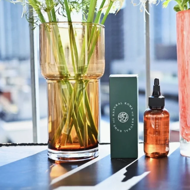 NATURAL KOME oil 
お米のヘアオイル🌾

米ヌカ、米胚芽油、乳酸桿菌発酵液、
11種類の天然由来オイルを使用した、ナチュラルな “3way” オイル🌿

✅️カラーキープ
退色予防成分「リンゴ酸ジイソステアリル」を配合。　
色落ちの不満を解決✨️

✅️頭皮保護オイル
前処理として頭皮の色素沈着防止。
白髪の染まりを邪魔しない✨️

✅️ダメージケア
米&天然由来オイル、メドウフォーム-δ -ラクトンを配合。
ツヤサラ髪に✨️

#ナッシュ
#ナチュラル米カラー
#米カラー
#ヘアオイル
#米オイル