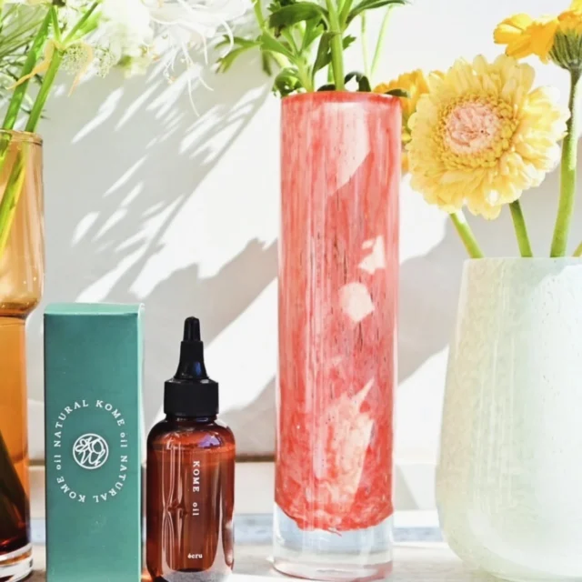 NATURAL KOME oil 
お米のヘアオイル🌾

米ヌカ、米胚芽油、乳酸桿菌発酵液、
11種類の天然由来オイルを使用した、ナチュラルな “3way” オイル🌿

✅️カラーキープ
退色予防成分「リンゴ酸ジイソステアリル」を配合。　
色落ちの不満を解決✨️

✅️頭皮保護オイル
前処理として頭皮の色素沈着防止。
白髪の染まりを邪魔しない✨️

✅️ダメージケア
米&天然由来オイル、メドウフォーム-δ -ラクトンを配合。
ツヤサラ髪に✨️

#ナッシュ
#ナチュラル米カラー
#米カラー
#ヘアオイル
#米オイル